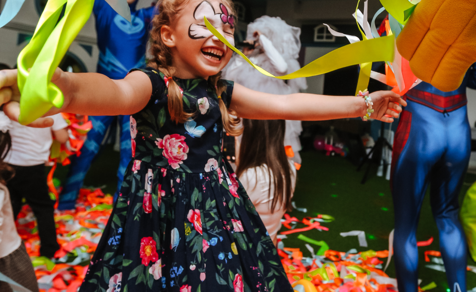 Счастливая девочка на дне рождения